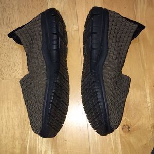 Like New heal USA olive colored woven comfy shoes